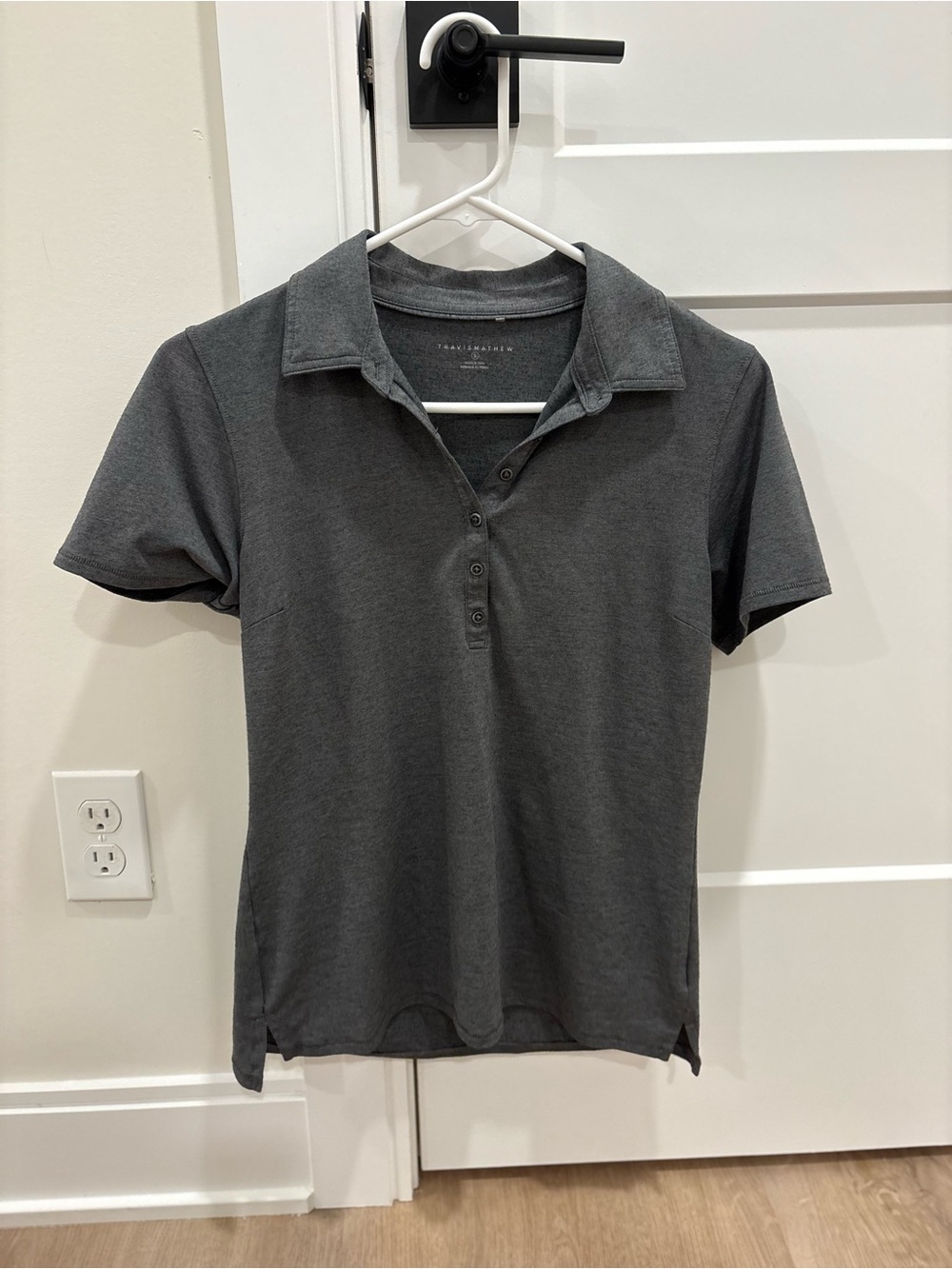 Travis Mathew Featherweight Active Polo Size Small - Picture 2 of 8